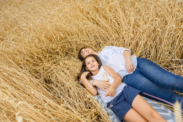Die Mutter Liegt Mit Ihrer Tochter Sommer Einem Weizenfeld Die — Stockfoto