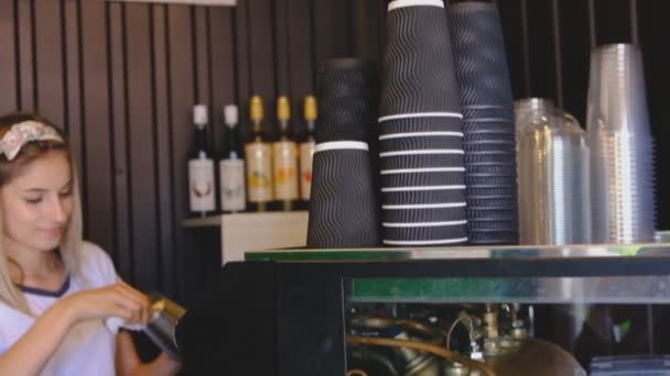 Ett litet café öppnades efter en pandemi av coronavirus Covid-19. En ung barista kvinna gör färskt kaffe efter slutet av coronavirus epidemin i Italien. — Stockvideo