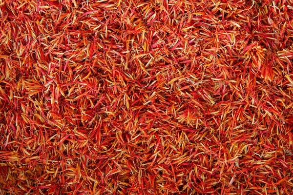 Arka planda bir sürü baharatlı safran var.