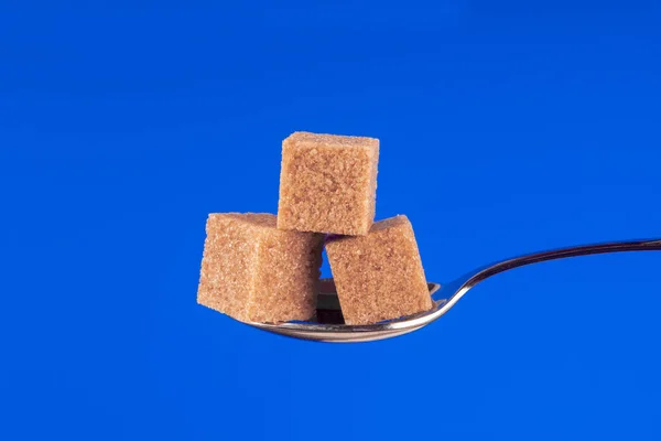 Mavi arka planda kamış şekerli kaşık