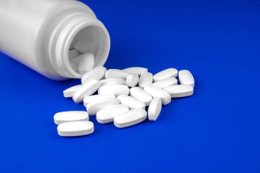 Mavi arkaplanda dağınık tablet paketi