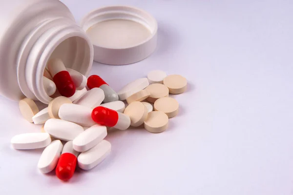 Hafif arkaplanda dağınık tablet paketi