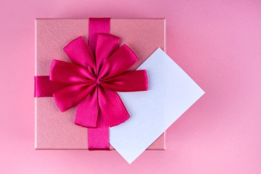 Pembe arka planda kırmızı kalpli bir notla birlikte mevcut. Kopyalama alanı oluşturun.