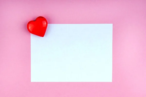 Note Amour Avec Coeur Rouge Sur Fond Rose Maquette Copyspace — Photo