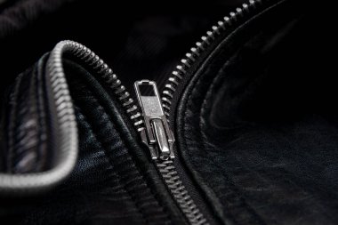 Siyah deri ceketli demir fermuar, dikiş konsepti..