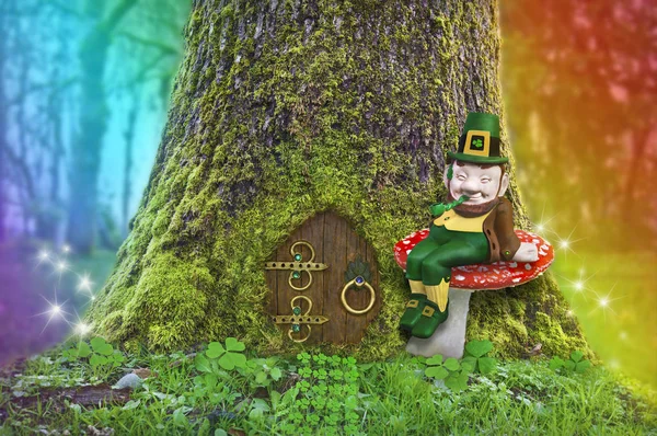 Krasnoludek siedzi na grzyby w lesie z rainbow i lampiony — Zdjęcie stockowe