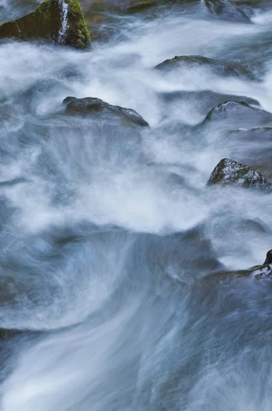 Närbild av rusande river vatten flyter nedströms i ett vackert mönster — Stockfoto