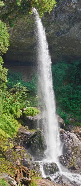 Dikey pozisyonda buzlu basamaklı panoramik şelale