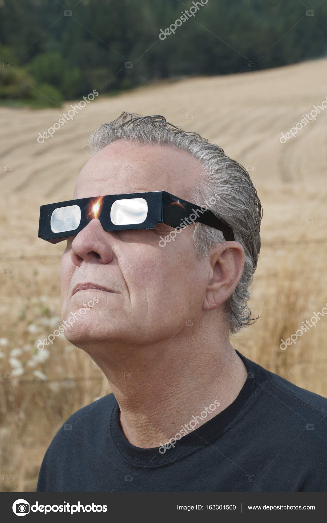 Homme regardant l'éclipse solaire avec des lunettes d'éclipse