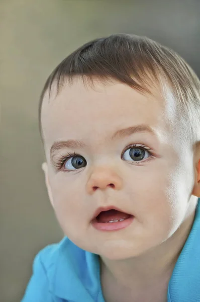 男婴的脸，大眼睛和睫毛的特写 — 图库照片
