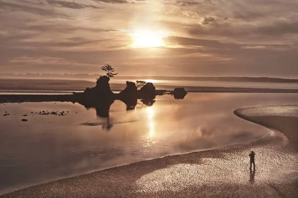 Paesaggio del tramonto sulla spiaggia dell'Oceano Pacifico — Foto Stock