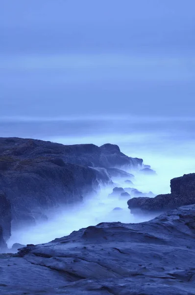 Paesaggio Moody Ocean Seascape Sulla Spiaggia Rocciosa Con Acqua Splendente — Foto Stock