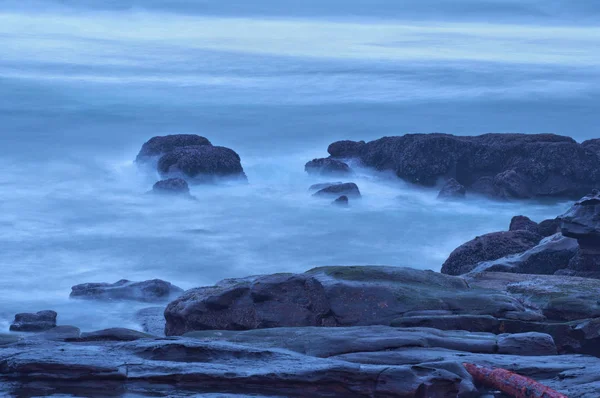 Paesaggio Moody Ocean Seascape Sulla Spiaggia Rocciosa — Foto Stock