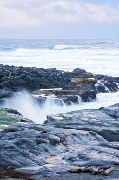 岩のビーチで海の海風景 — ストック写真