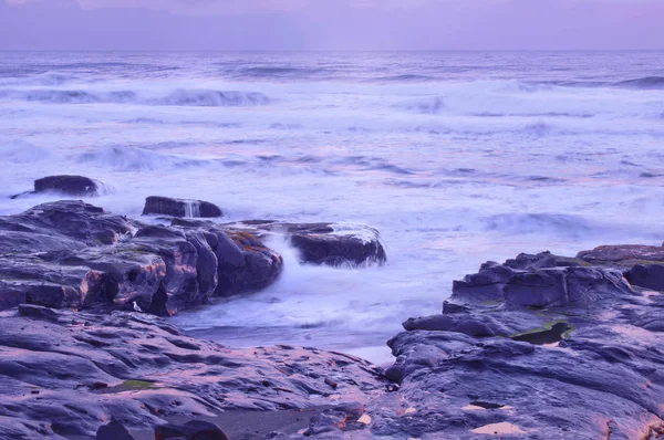 Tramonto Oceano Paesaggio Marino Sulla Spiaggia Rocciosa Tonalità Viola Rosa — Foto Stock