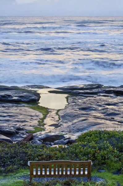 Oceanfront Panchina Parco Fronte Tramonto Spiaggia Rocciosa Oceano — Foto Stock