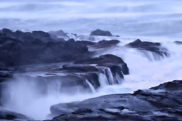 云雾荡漾的岩石海滩上的穆迪海景景观 — 图库照片
