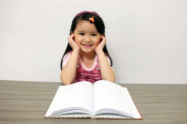 Lindo poco asiático chica con un libro — Foto de Stock