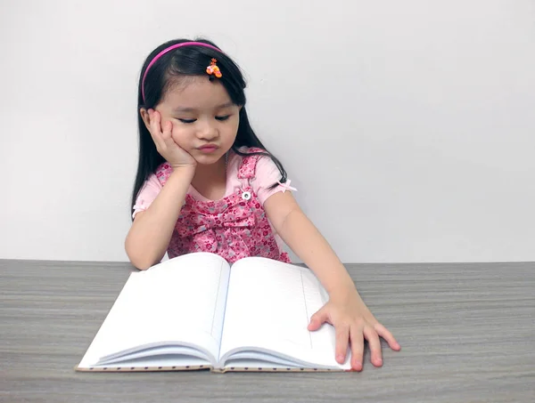 Elleri onun yüzüne koydu ve surat asmayı sevimli küçük Asyalı kız