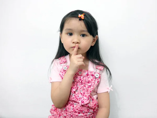 Lindo poco asiático chica haciendo el mantener tranquilo signo — Foto de Stock