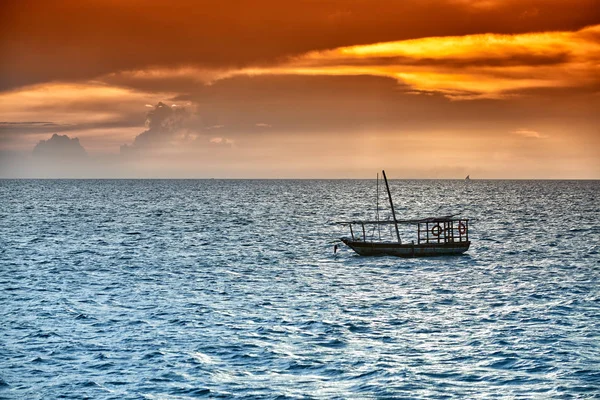 Dhow swings in sea at sunset — Stock Photo, Image