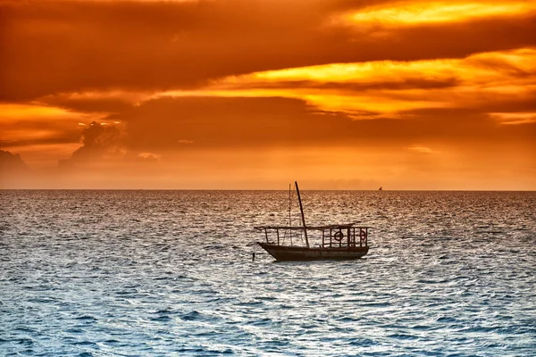 Boutre balançant en mer au coucher du soleil — Photo