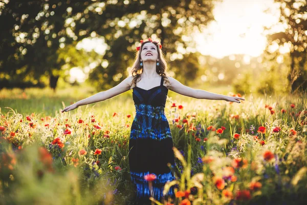 Bella giovane donna sul campo di papavero — Foto Stock