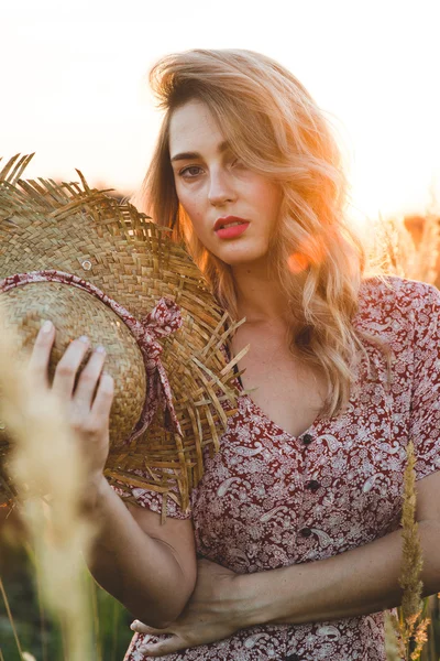 Hermosa mujer en el campo al atardecer de verano —  Fotos de Stock