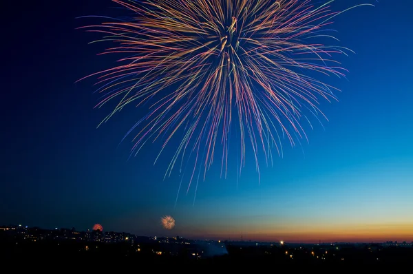 Fundo fogos de artifício brilhantemente coloridos — Fotografia de Stock