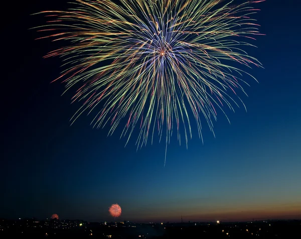 Fundo fogos de artifício brilhantemente coloridos — Fotografia de Stock