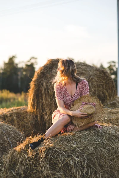 Mulher bonita em um palheiro — Fotografia de Stock