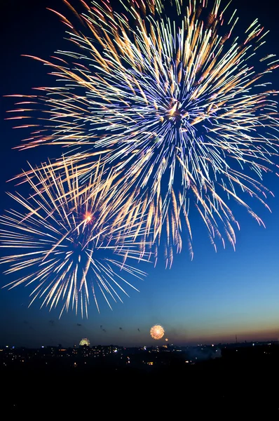 Fundo fogos de artifício brilhantemente coloridos — Fotografia de Stock