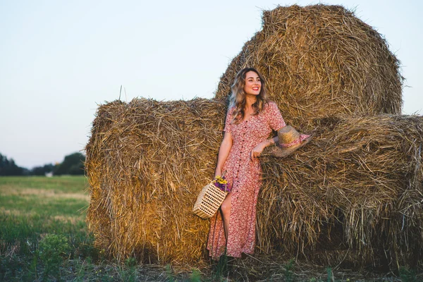 Mooie vrouw op een hooiberg — Stockfoto