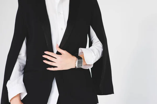 Geschäftsfrau mit smarter Uhr auf weißem Hintergrund — Stockfoto