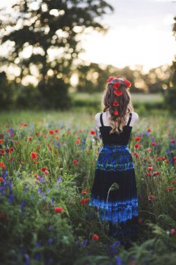 haşhaş alanda güzel bir genç kadın