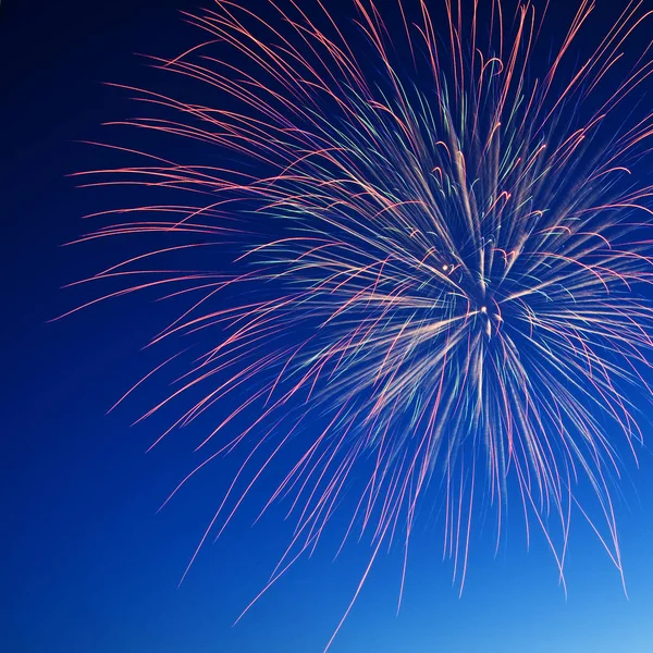 Fundo fogos de artifício brilhantemente coloridos — Fotografia de Stock