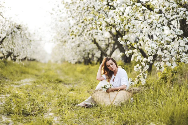 Schöne junge Frau im Frühlingsgarten — Stockfoto