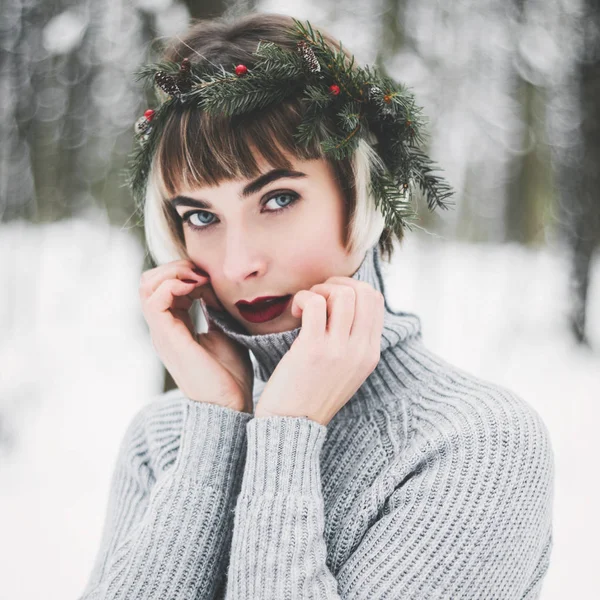 Όμορφη νεαρή γυναίκα στο χειμερινό δάσος — Φωτογραφία Αρχείου