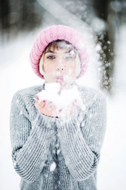 Kış ormanında güzel genç bir kadın