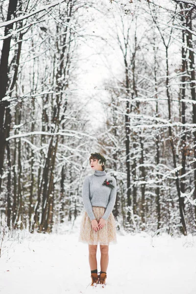 Bella giovane donna nella foresta invernale — Foto Stock