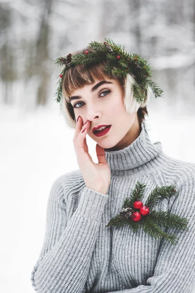 Bela jovem mulher na floresta de inverno — Fotografia de Stock