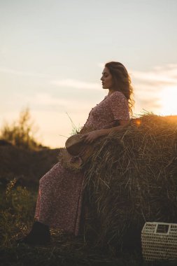 Saman üzerinde güzel kadın