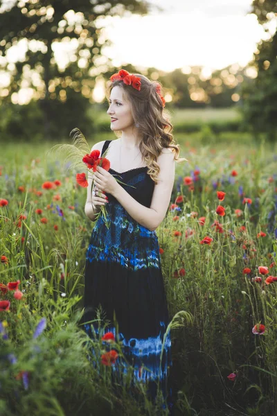 Hermosa joven en el campo de amapola —  Fotos de Stock