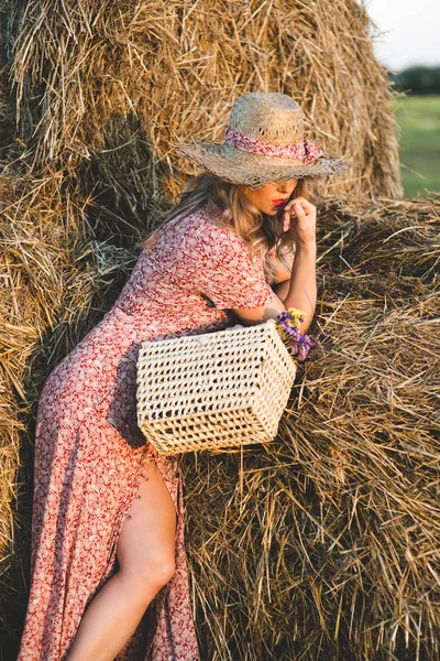 美丽的女人，在干草堆 — 图库照片