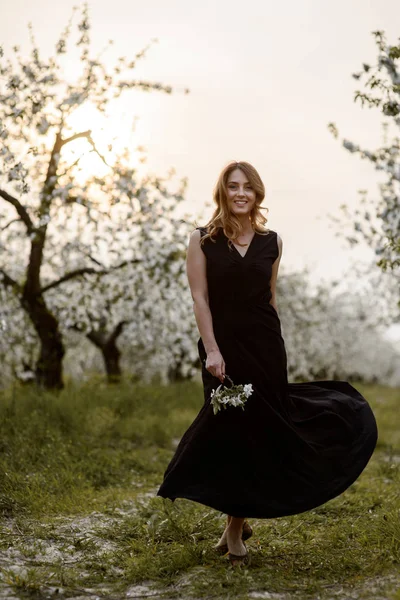 Bella giovane donna nel giardino primaverile — Foto Stock