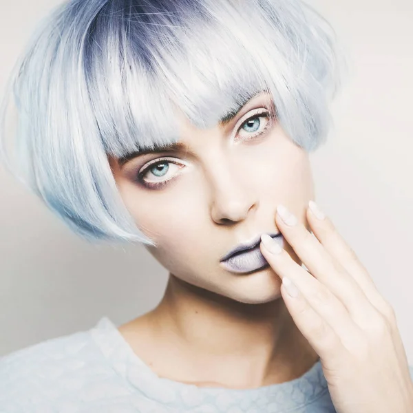 Menina bonita com cabelo azul — Fotografia de Stock