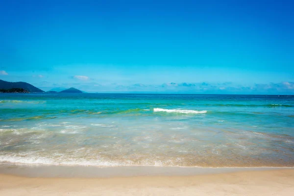 Praia do oceano e céu azul no Brasil — Fotografia de Stock