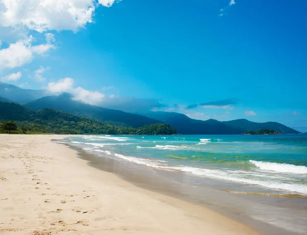 Praia do oceano e céu azul no Brasil — Fotografia de Stock
