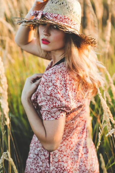 Schöne Frau auf dem Feld bei Sonnenuntergang im Sommer — Stockfoto