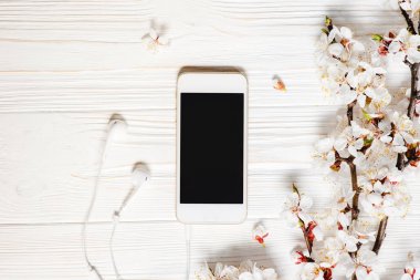 Beyaz ahşap masaüstü ile modern akıllı telefon